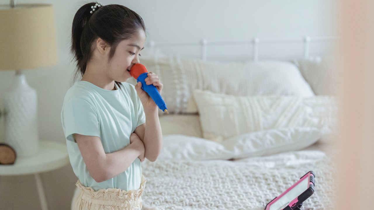 LITTLE GIRL SINGING