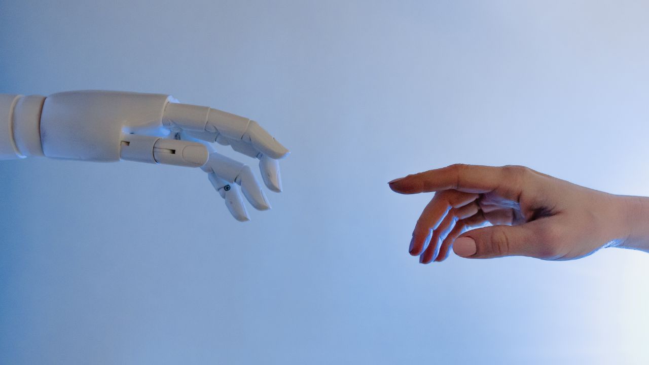 3-ROBOT AND HUMAN HAND