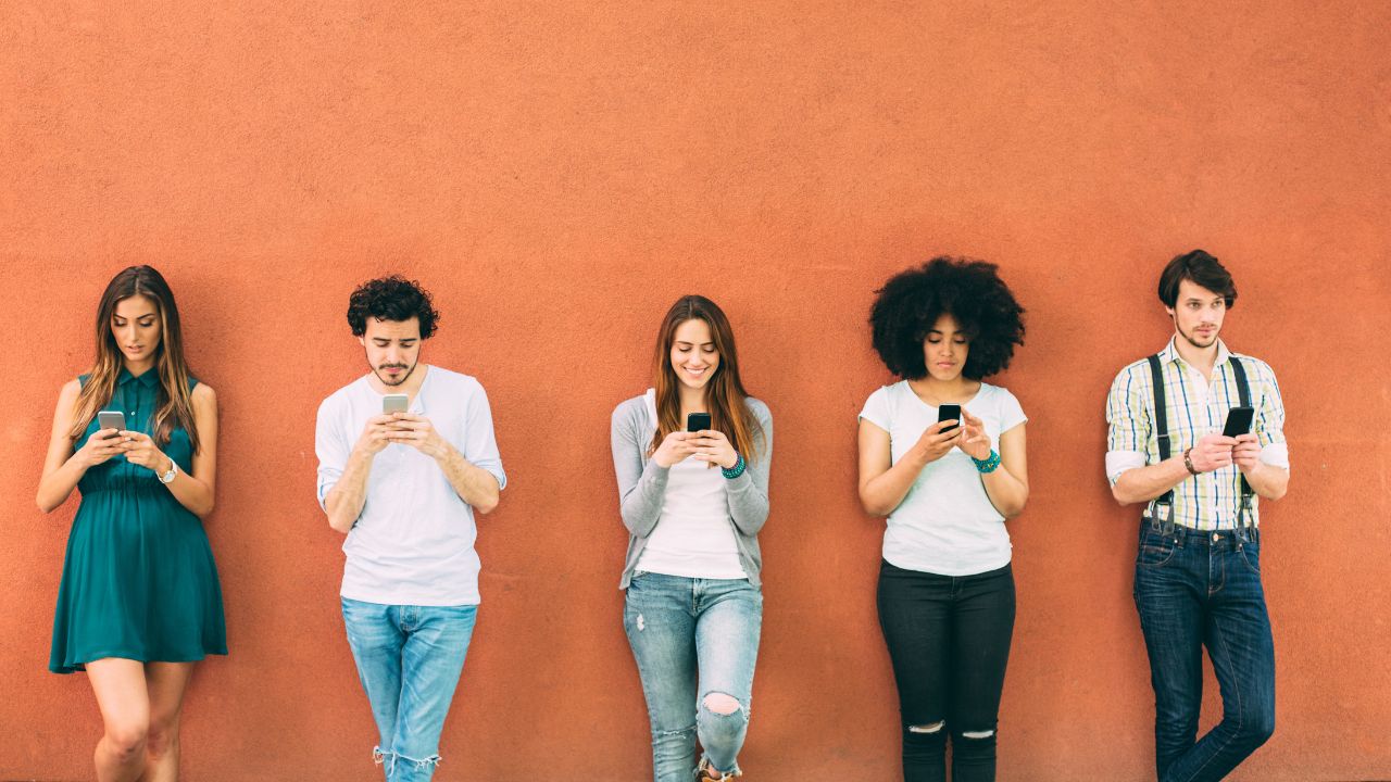 1-GROUP OF YOUNG PEOPLE TEXTING