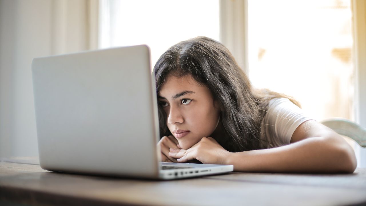 2-UPSET WOMAN ON COMPUTER