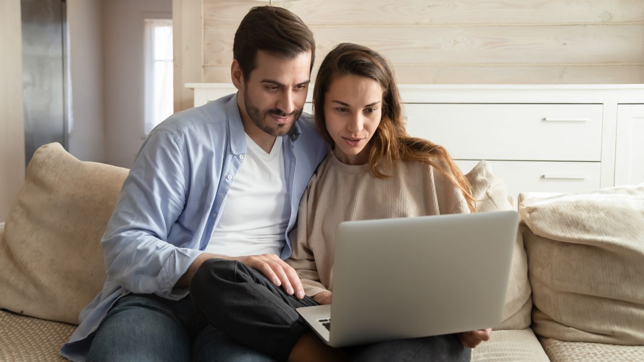 2-COUPLE ON COMPUTER