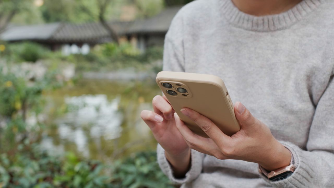 2-WOMAN ON IPHONE