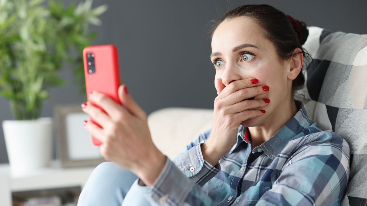 1-GIRL SHOCKED ON PHONE