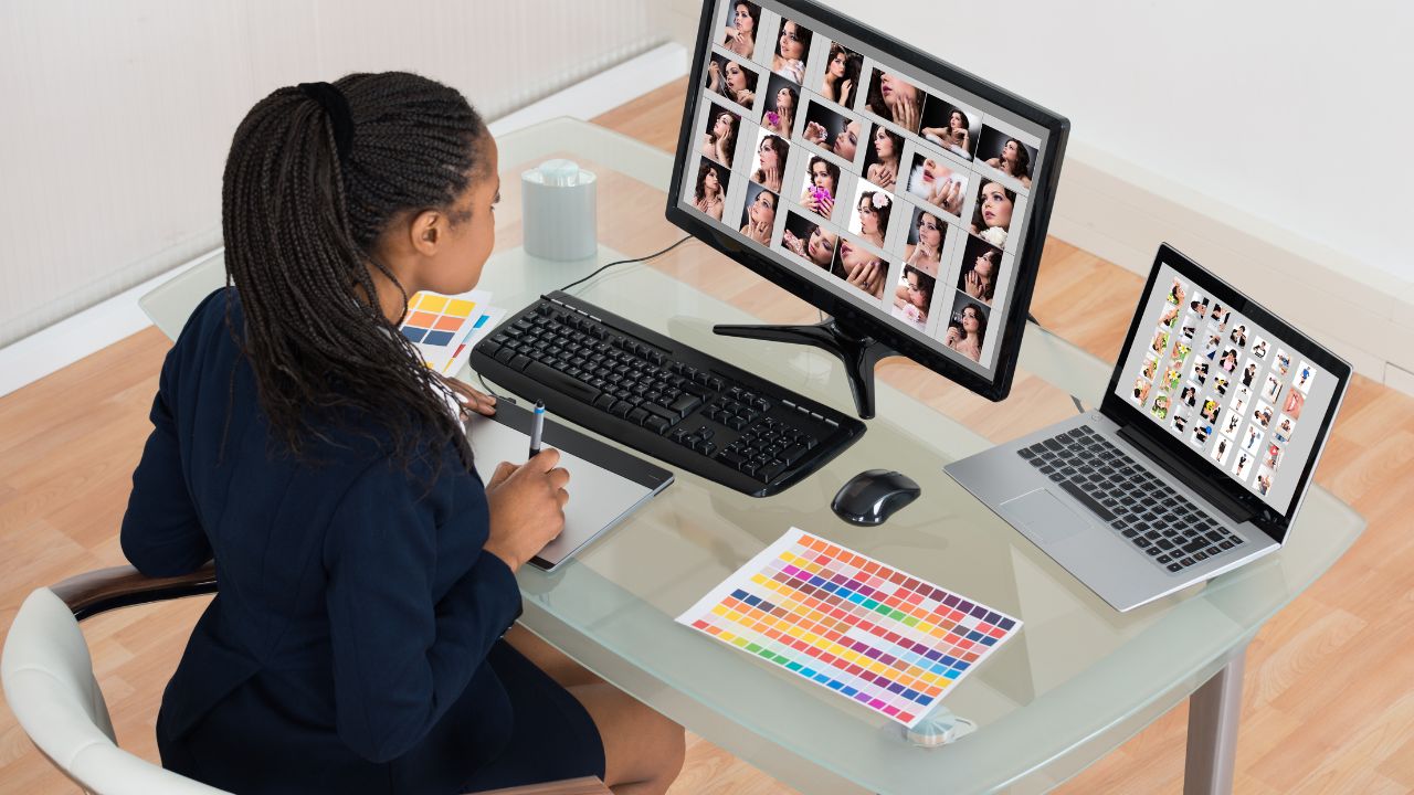 5-WOMAN WITH COMPUTER PICTURES