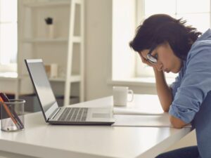 STRESSED WOMAN AT COMPUTER