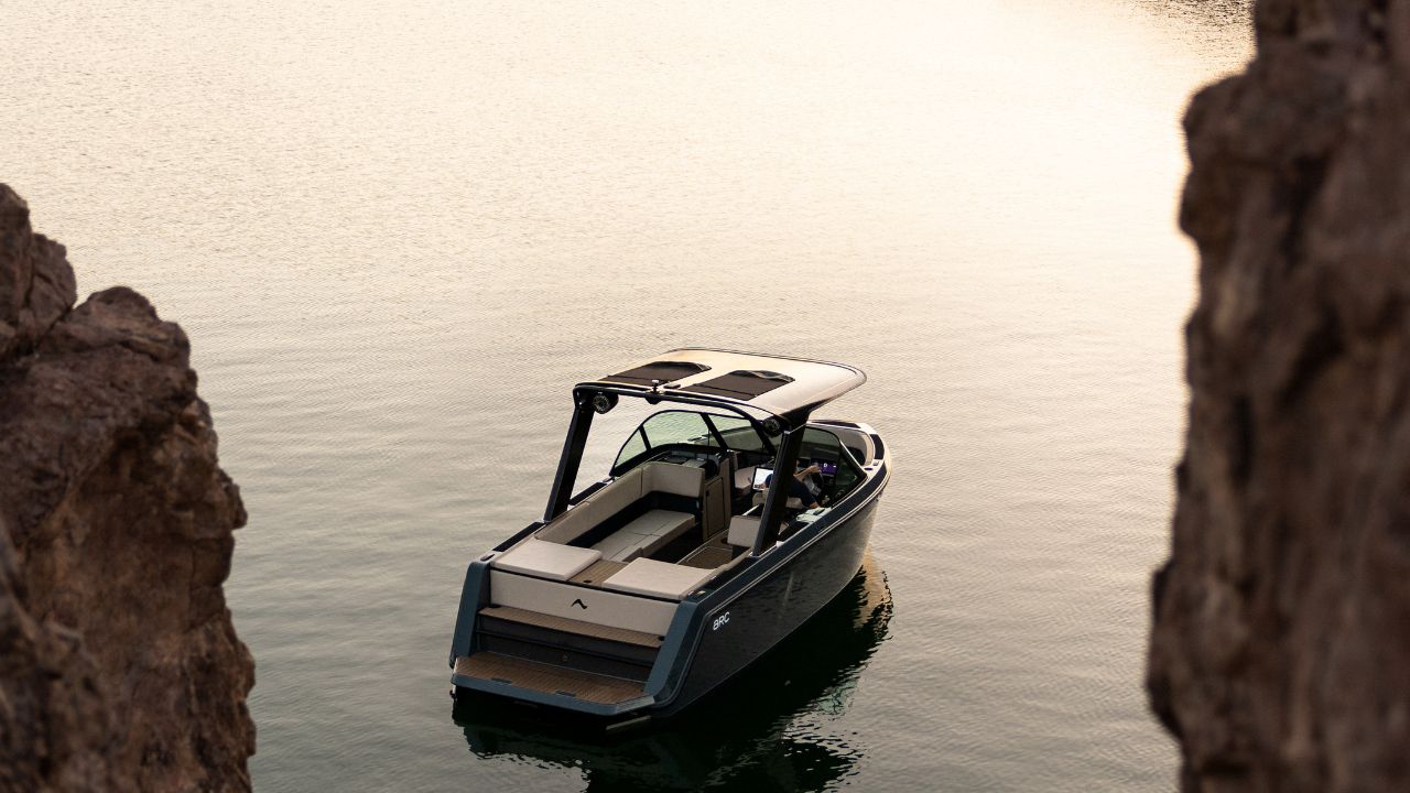 Image of electric wake boat on the water 