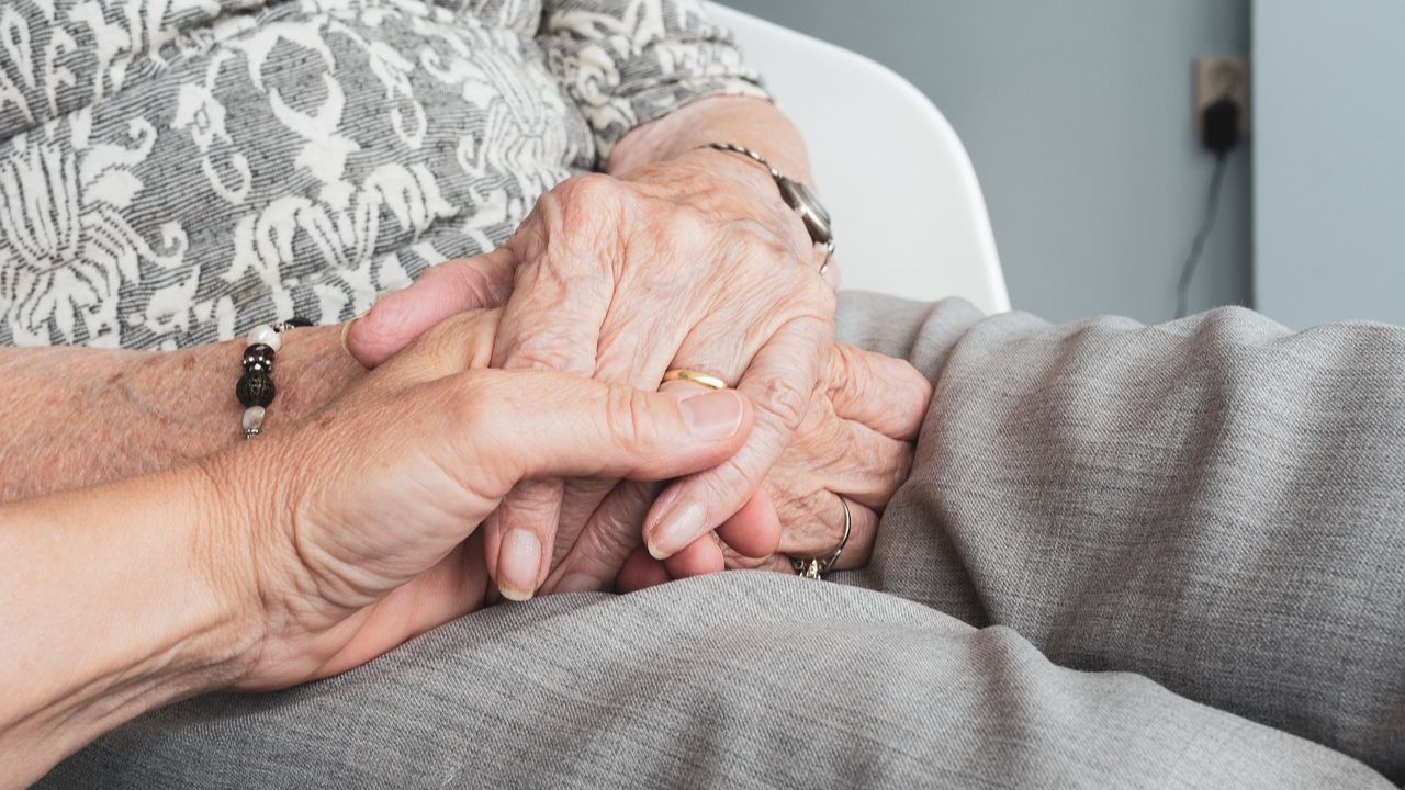 image of elderly hands 