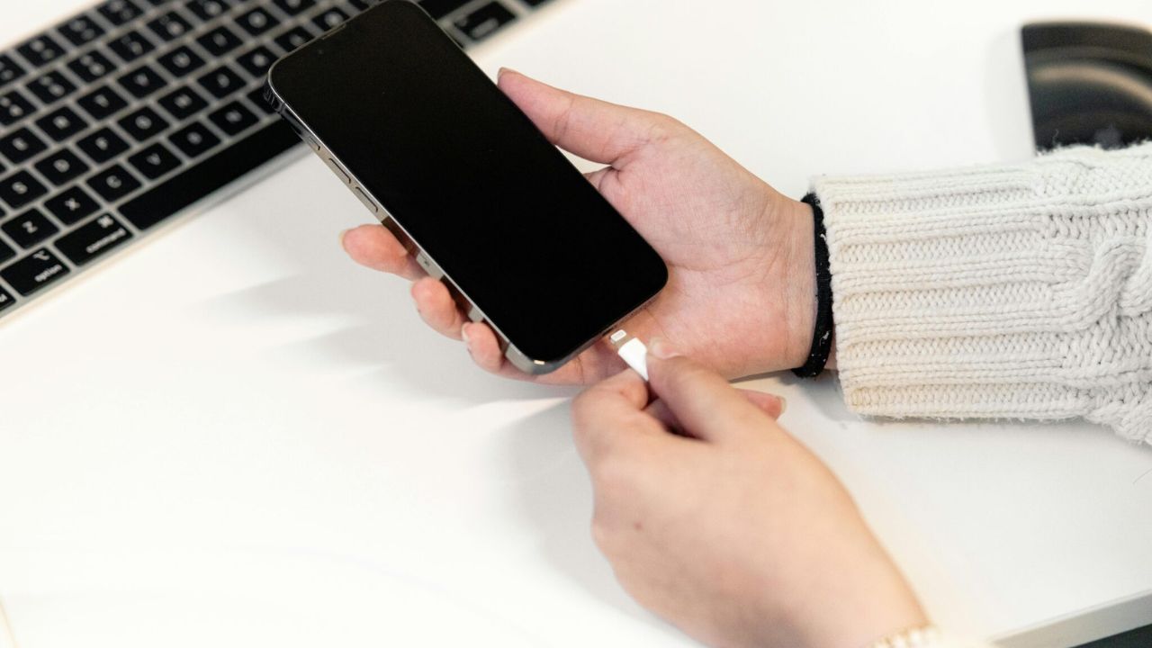 A woman charging her cell phone 