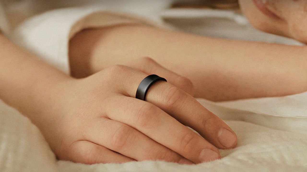 A woman wearing a Samsung Galaxy ring 