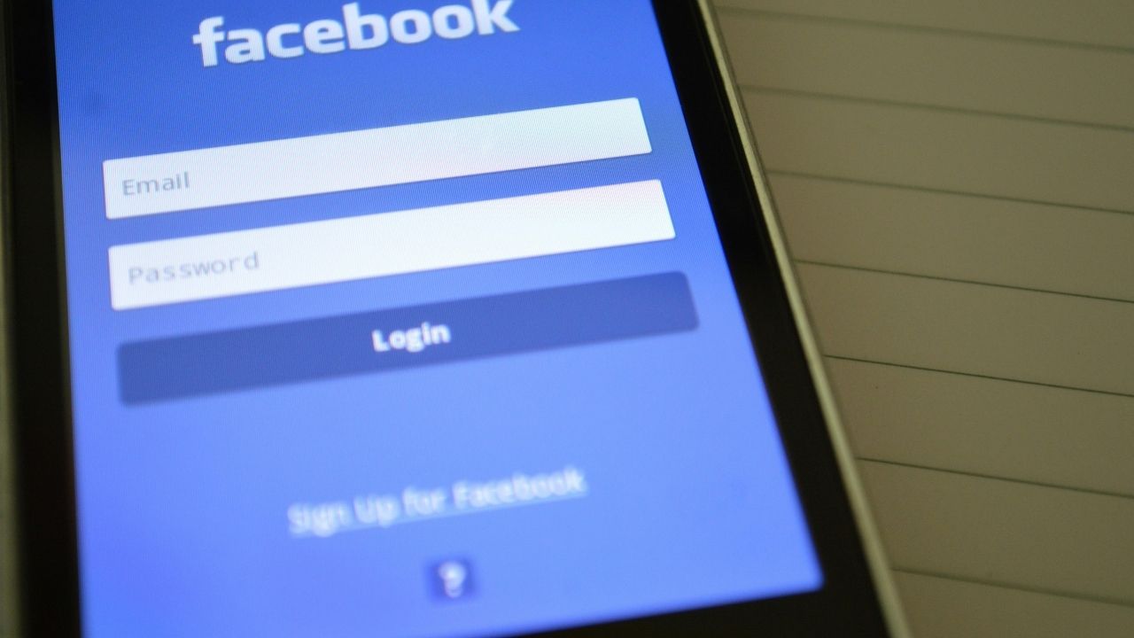 Image of Facebook login on smart phone 