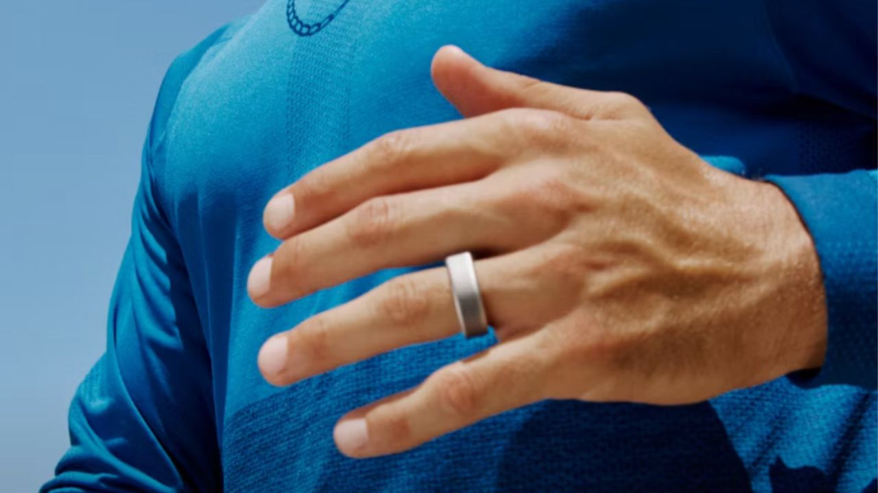 Man wearing Oura ring on his finger 