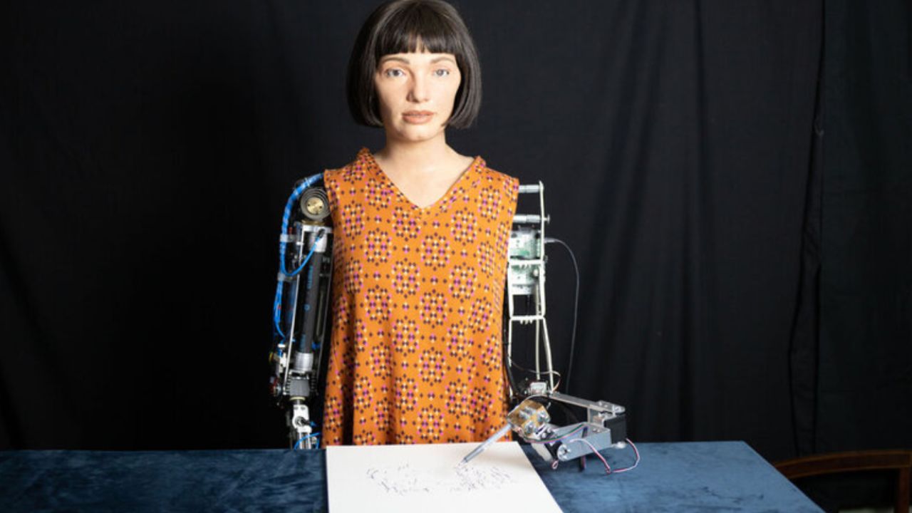 Ai-Da humanoid robot artist 