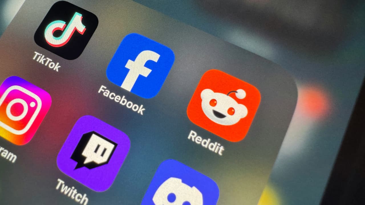 Reddit logo along with other social media apps