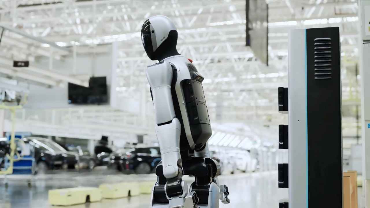 The Walker S2 humanoid robot that switches out its own battery 
