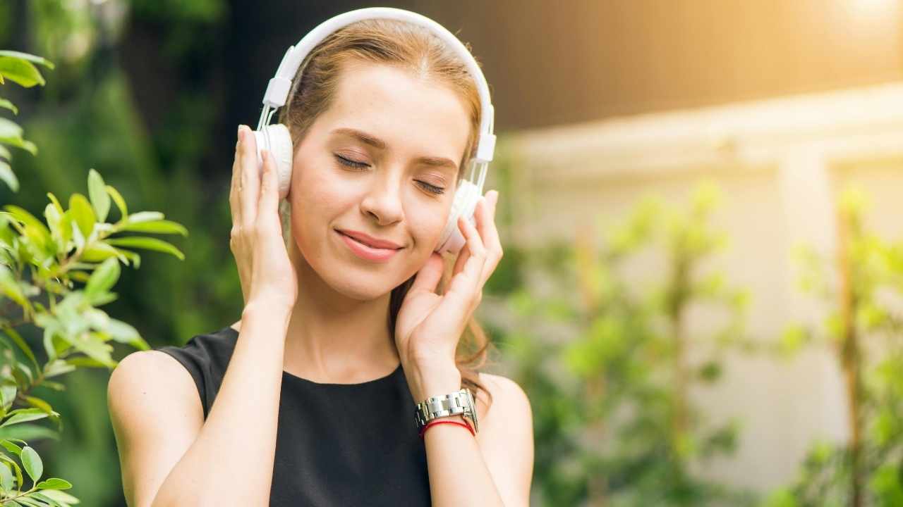A woman listing to music on her headphones 