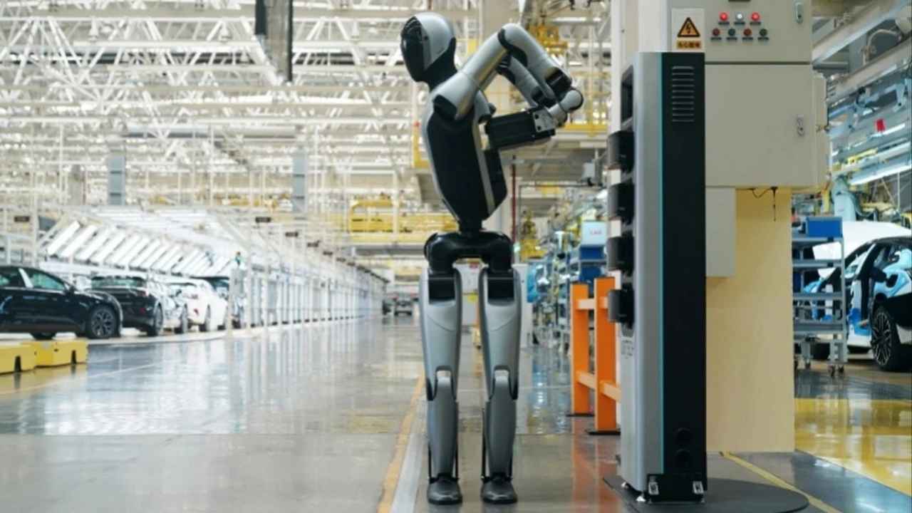 The Walker S2 humanoid robot that switches out its own battery 