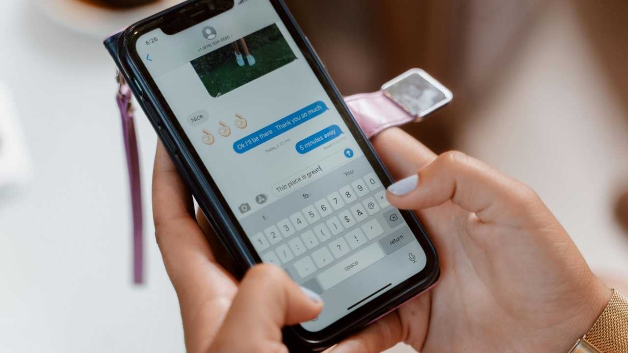 Example of a woman using emojis in a text exchange with a friend 