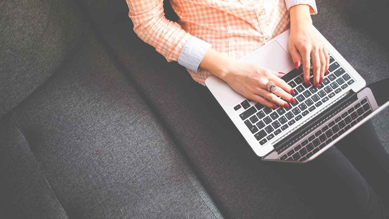 A woman logging into her Medicare account online