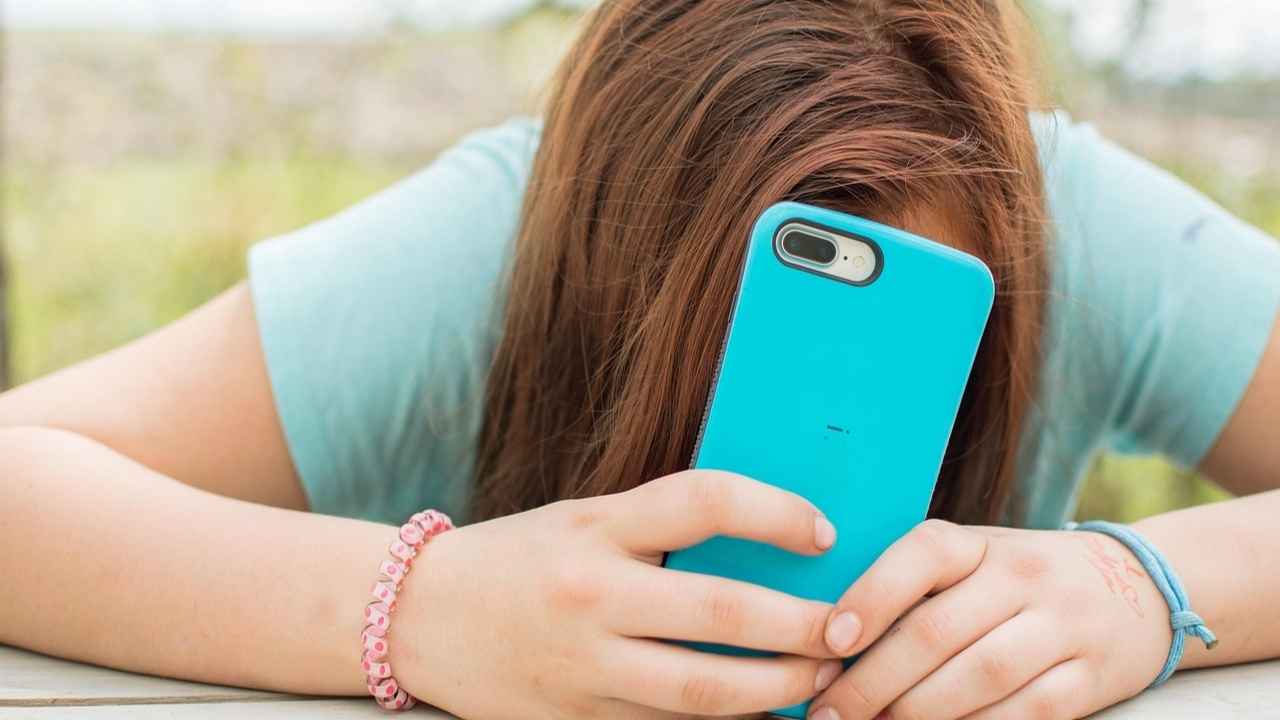A teen using an AI chatbot on her phone 