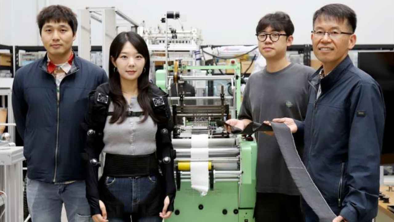 Principal Researcher Dr. Cheol Hoon Park(right) at the Advanced Robotics Research Center of KIMM. Credit: Korea Institute of Machinery and Materials 