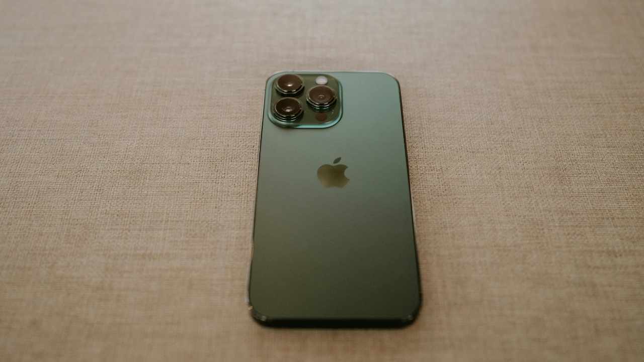 A stolen iPhone may look locked down, but scammers can still target the owner with fake recovery messages designed to steal the passcode.