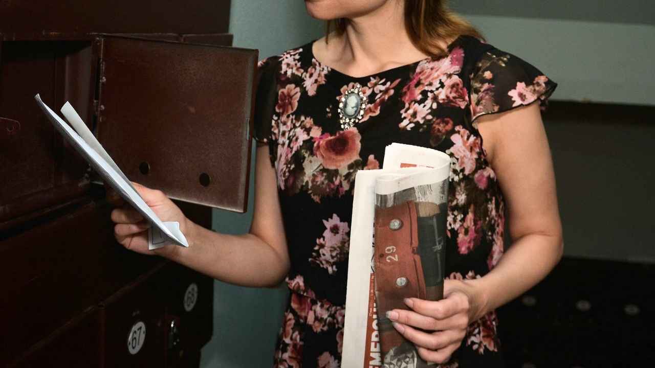 Scammers may use real deliveries, empty envelopes or cheap items to create fake “verified buyer” reviews online.