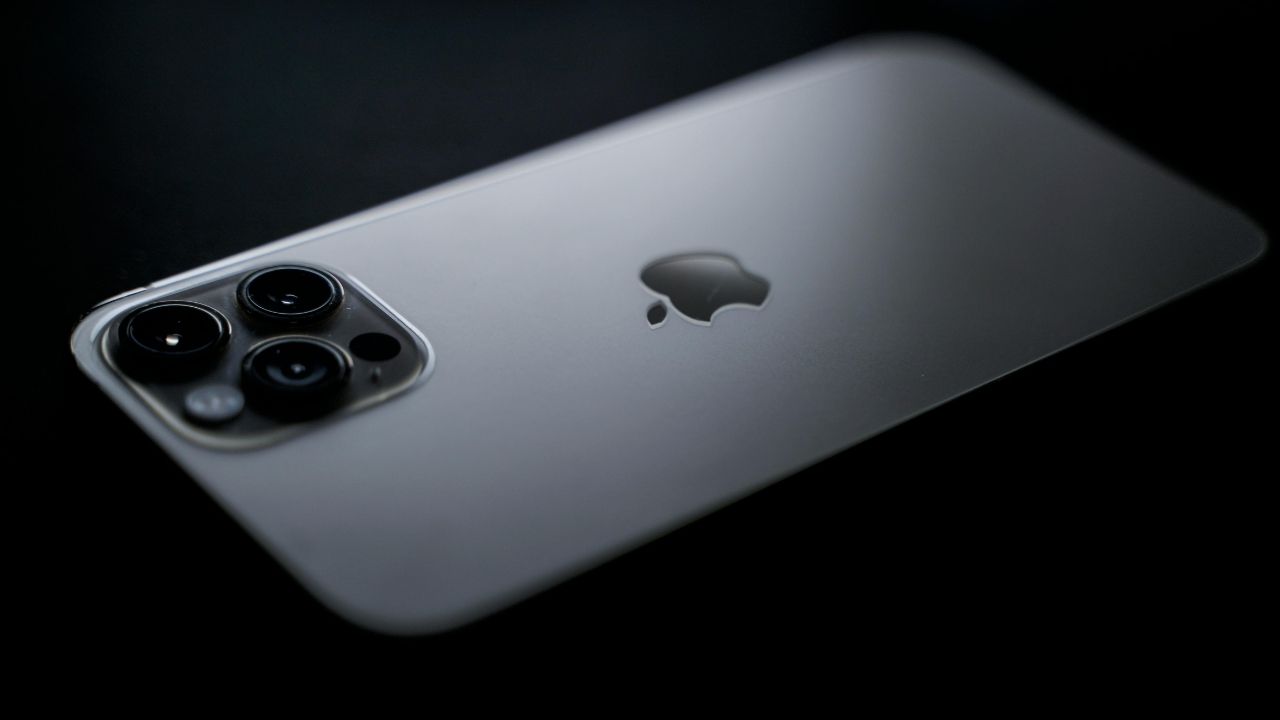Fake Apple-style pages can show convincing maps and urgent alerts, making a stolen phone scam feel personal and real.