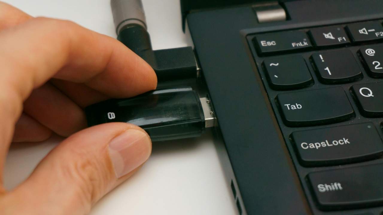 The FBI says businesses should verify every surprise IT visit before anyone gets access to a workstation.
