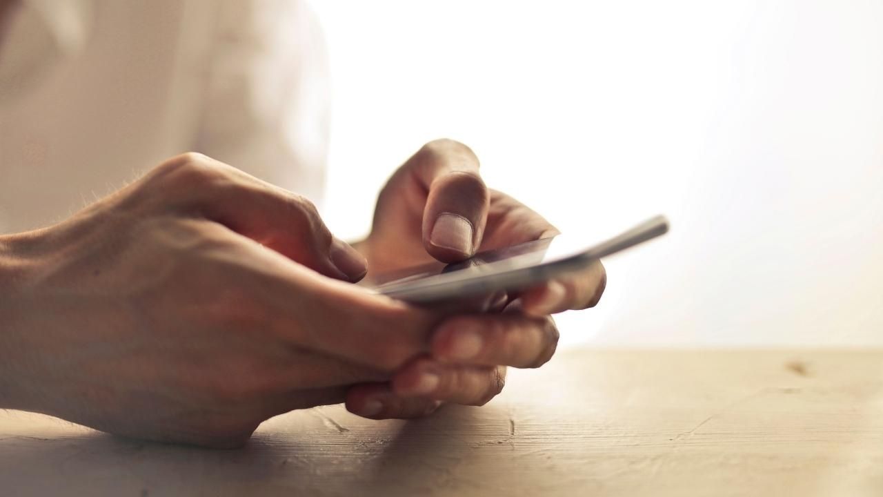 Scammers use believable details, like a broken phone or work phone, to make you respond before you verify the story.
