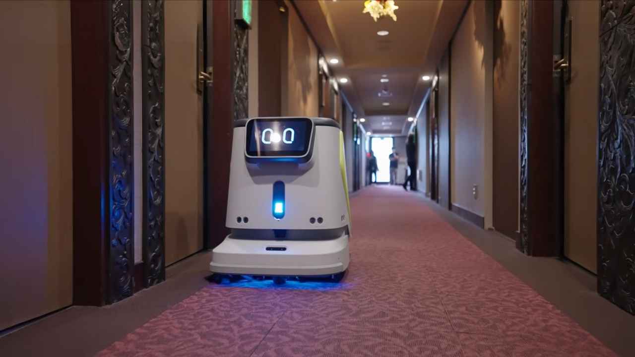 The hotel is planned as a connected robot service system where different machines handle luggage, deliveries, cleaning and hospitality tasks.
